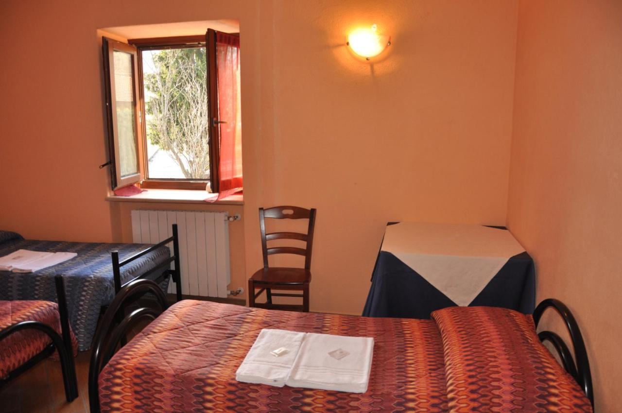 Locanda Dl'Angel Villar San Costanzo Quarto foto